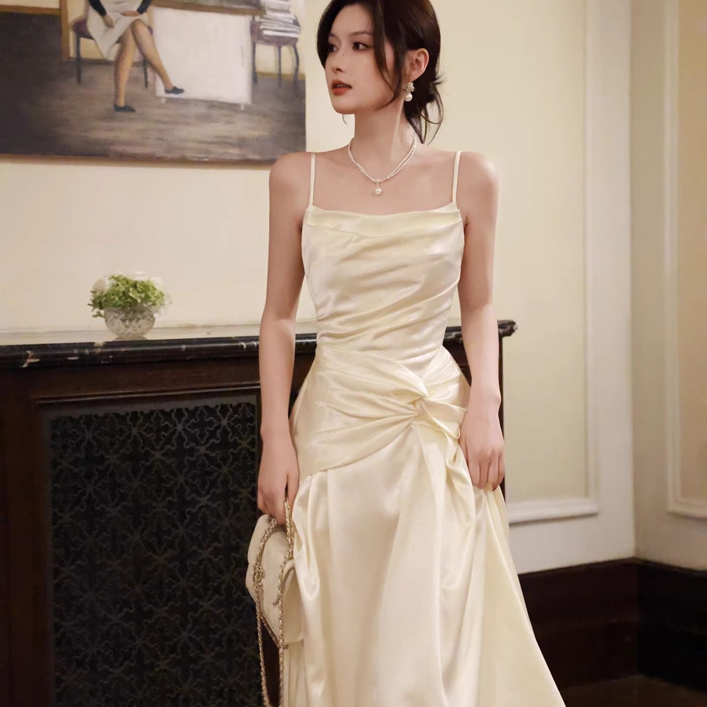 法式丝滑缎面白色吊带连衣裙女气质修身褶皱领证生日晚会A字礼服