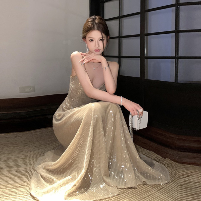 高端精致生日宴会礼服裙子设计感小众绝美亮片重工吊带连衣裙长款