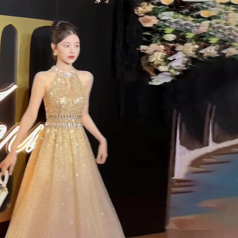 订婚礼服裙高端轻奢小众宴会敬酒服重工镶钻端庄大气挂脖连衣裙女