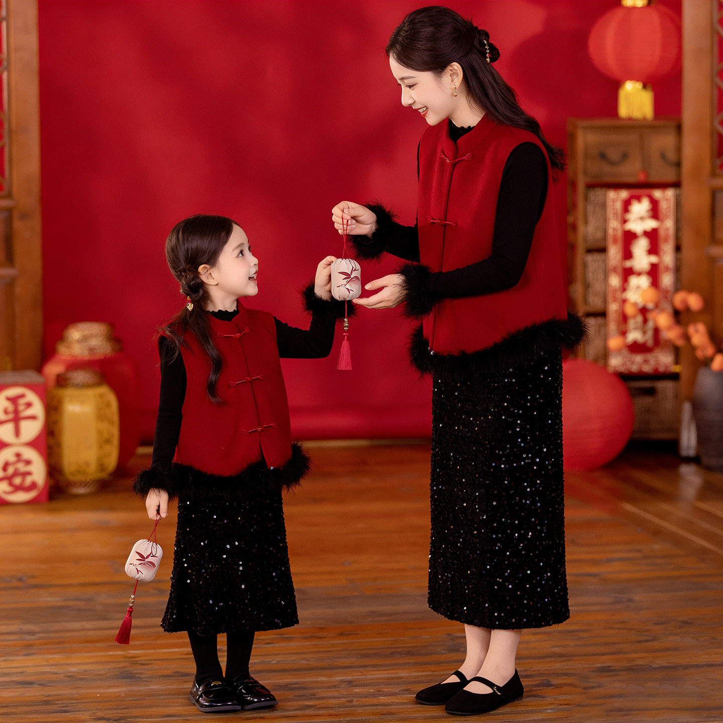 马年亲子装高级感冬装新年红色母女兄妹套装过年新中式全家福衣服