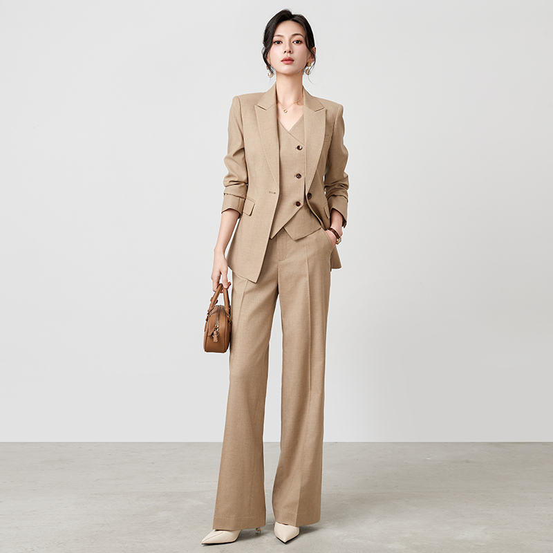 开春穿搭高级感沙驼色商务西装套装女新款气质通勤职业马甲三件套